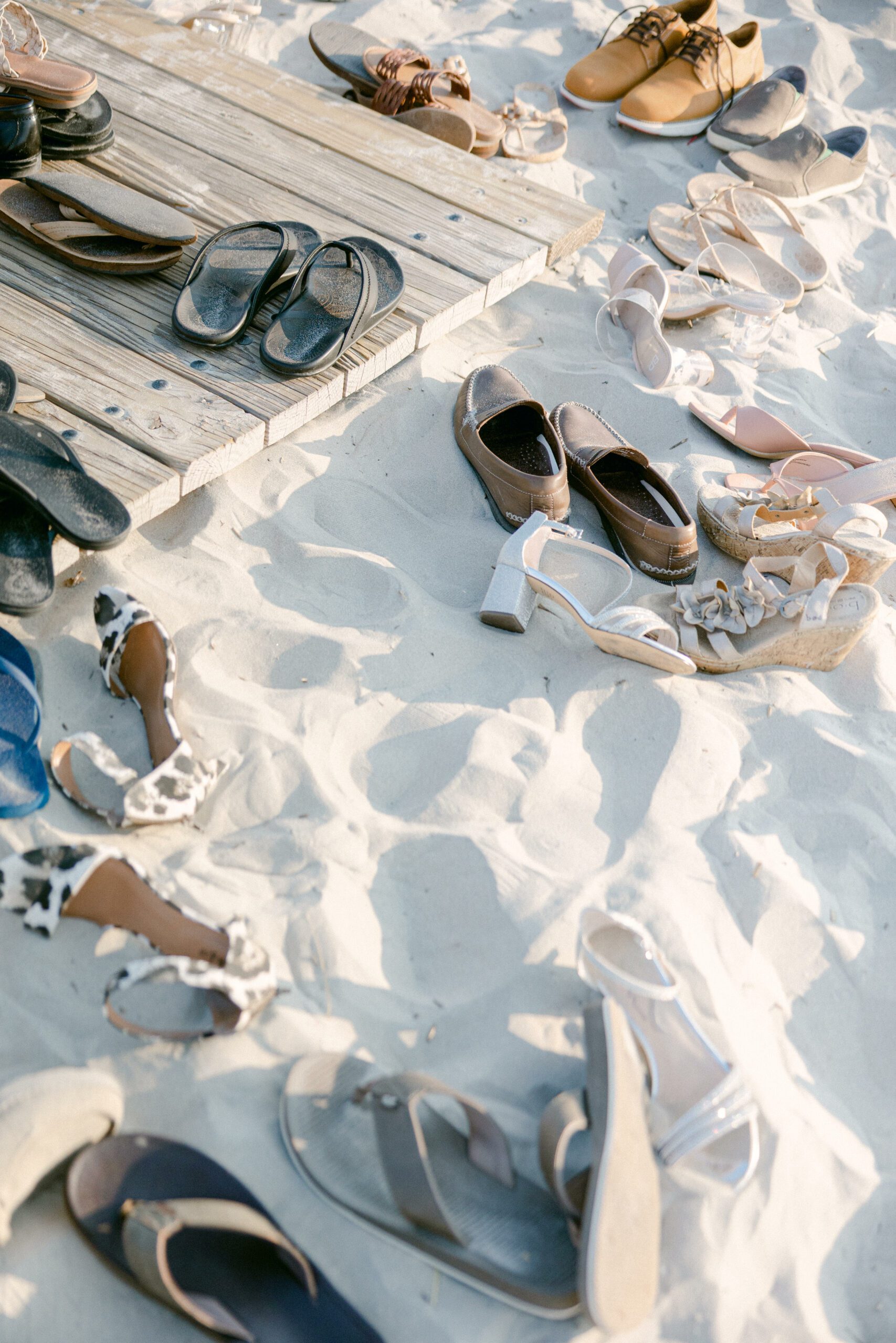 cutting wedding cake