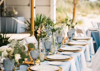 table setting blue goblet, gold charger
