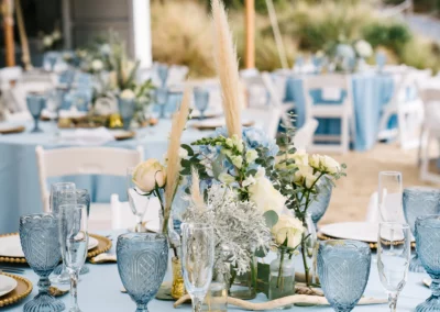 beach wedding, blue goblets, gold chargers