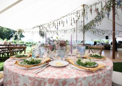 ROUND TABLE WITH FLORAL LINEN blue goblet