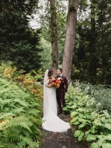 bride and groom in winterthur gardens
